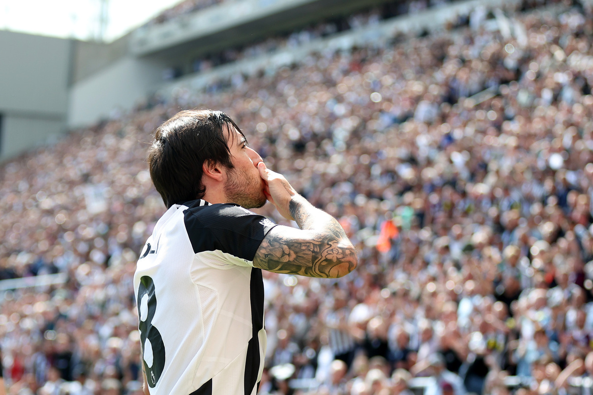 NEWCASTLE UPON TYNE, ENGLAND - MAY 11: Sandro Tonali of Newcastle United celebrates scoring his team's first goal as he blows a kiss to the fans during the Premier League match between Newcastle United FC and Chelsea FC at St James' Park on May 11, 2025 in Newcastle upon Tyne, England. (Photo by George Wood/Getty Images)