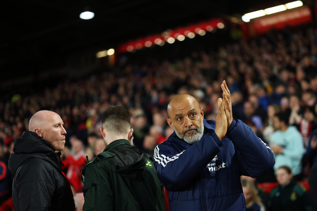 NOTTINGHAM, ENGLAND - APRIL 01: Nuno Espirito Santo, Manager of Nottingham Forest, applauds the fans as he walks out of the tunnel prior to the Premier League match between Nottingham Forest FC and Manchester United FC at City Ground on April 01, 2025 in Nottingham, England. (Photo by Carl Recine/Getty Images)