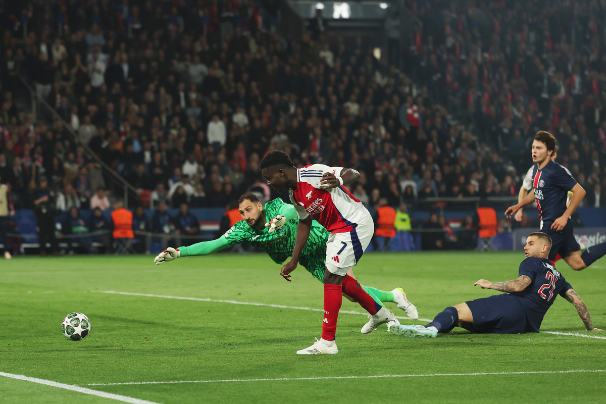 PARIS, FRANCE - MAY 07: Bukayo Saka of Arsenal scores his team's first goal past Gianluigi Donnarumma of Paris Saint-Germain during the UEFA Champions League 2024/25 Semi Final Second Leg match between Paris Saint-Germain and Arsenal FC at Parc des Princes on May 07, 2025 in Paris, France. (Photo by Richard Heathcote/Getty Images)