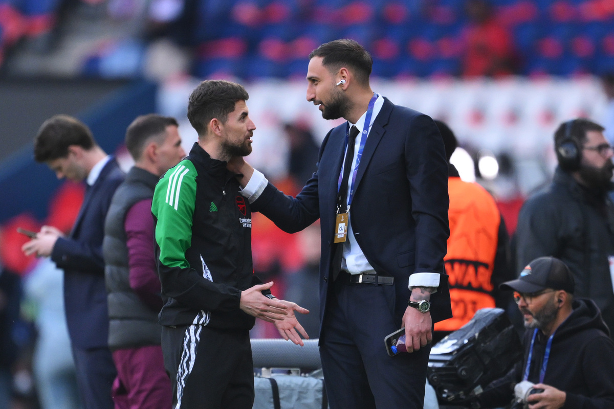 PARIS, FRANCE - MAY 07: Jorginho of Arsenal speaks to Gianluigi Donnarumma of Paris Saint-Germain prior to the UEFA Champions League 2024/25 Semi Final Second Leg match between Paris Saint-Germain and Arsenal FC at Parc des Princes on May 07, 2025 in Paris, France. (Photo by David Ramos/Getty Images)