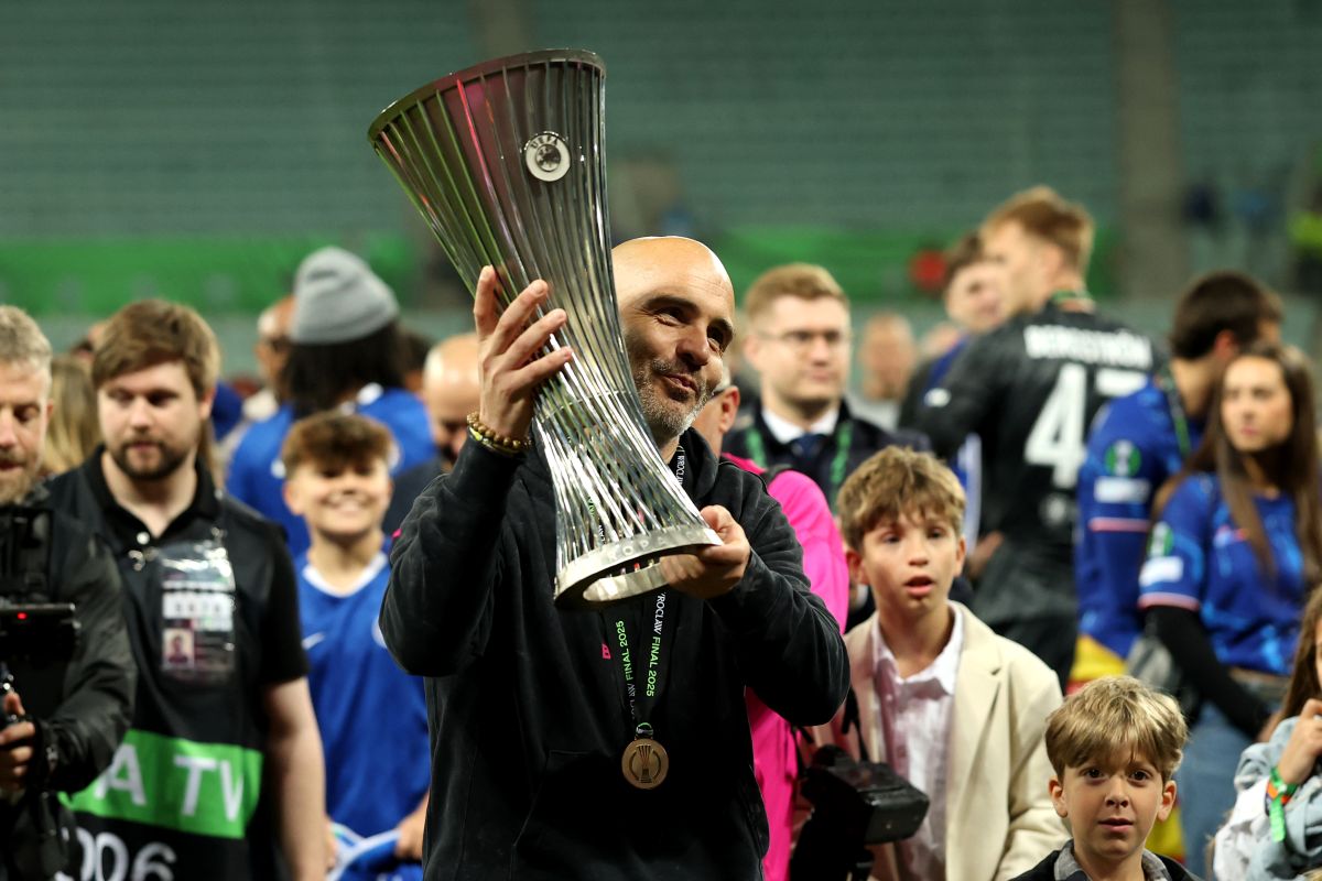 The unbreakable bond between Italian coaches and Chelsea European trophies 1 WROCLAW, POLAND - MAY 28: Enzo Maresca, Manager of Chelsea, celebrates with the UEFA Conference League trophy after his team's victory in the UEFA Conference League Final 2025 between Real Betis Balompie and Chelsea FC at Stadion Wroclaw on May 28, 2025 in Wroclaw, Poland. (Photo by Richard Heathcote/Getty Images)