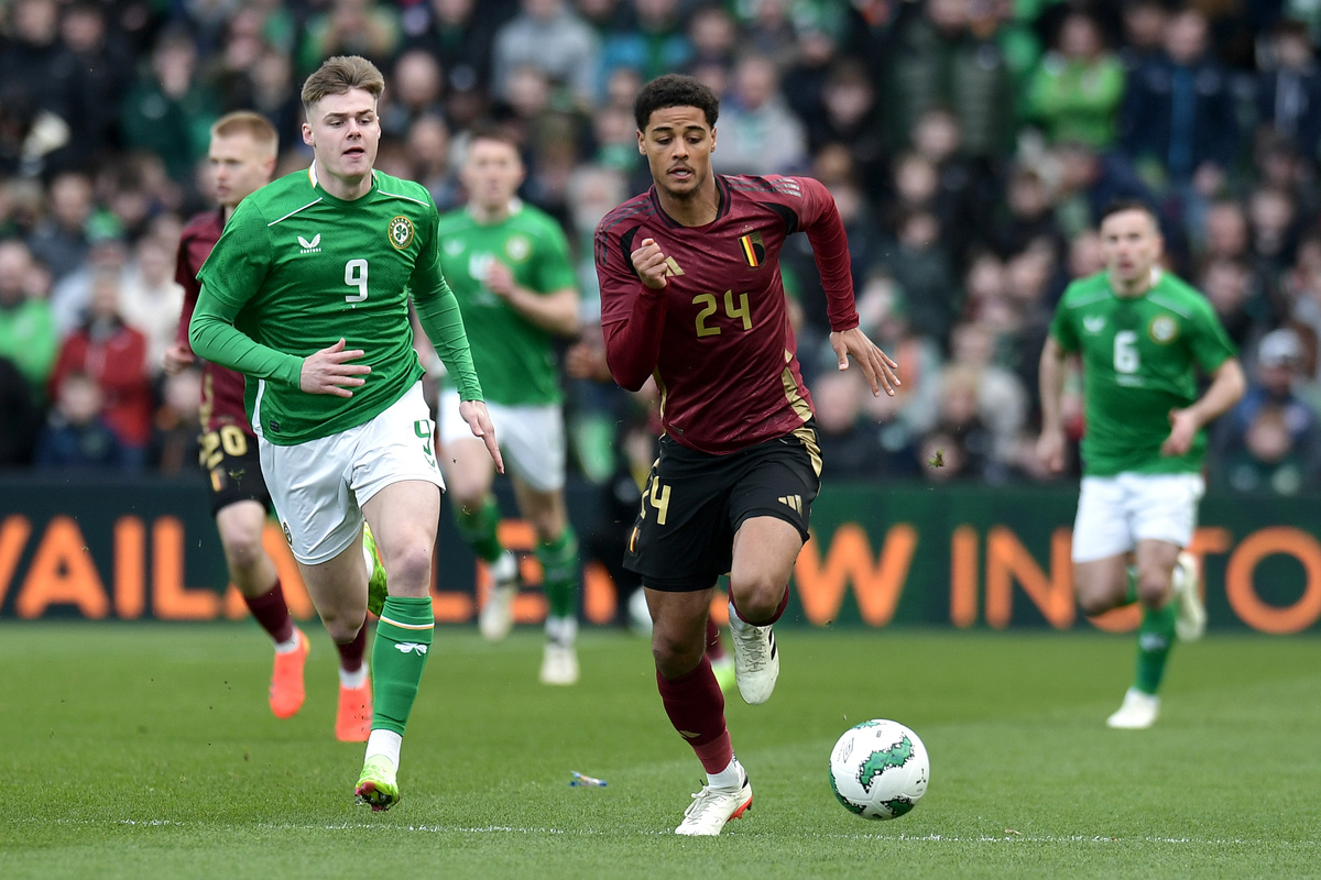 DUBLIN, IRELAND - MARCH 23: Koni De Winter of Belgium runs with the ball whilst under pressure from Evan Ferguson of Republic of Ireland during the international friendly match between Republic of Ireland and Belgium at Aviva Stadium on March 23, 2024 in Dublin, Ireland. (Photo by Charles McQuillan/Getty Images)