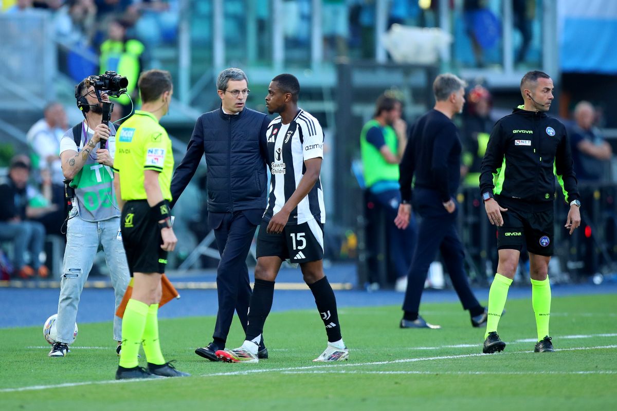 ROME, ITALY - MAY 10: Pierre Kalulu of Juventus leaves the pitch after being shown a red card during the Serie A match between SS Lazio and Juventus at Stadio Olimpico on May 10, 2025 in Rome, Italy. (Photo by Paolo Bruno/Getty Images)