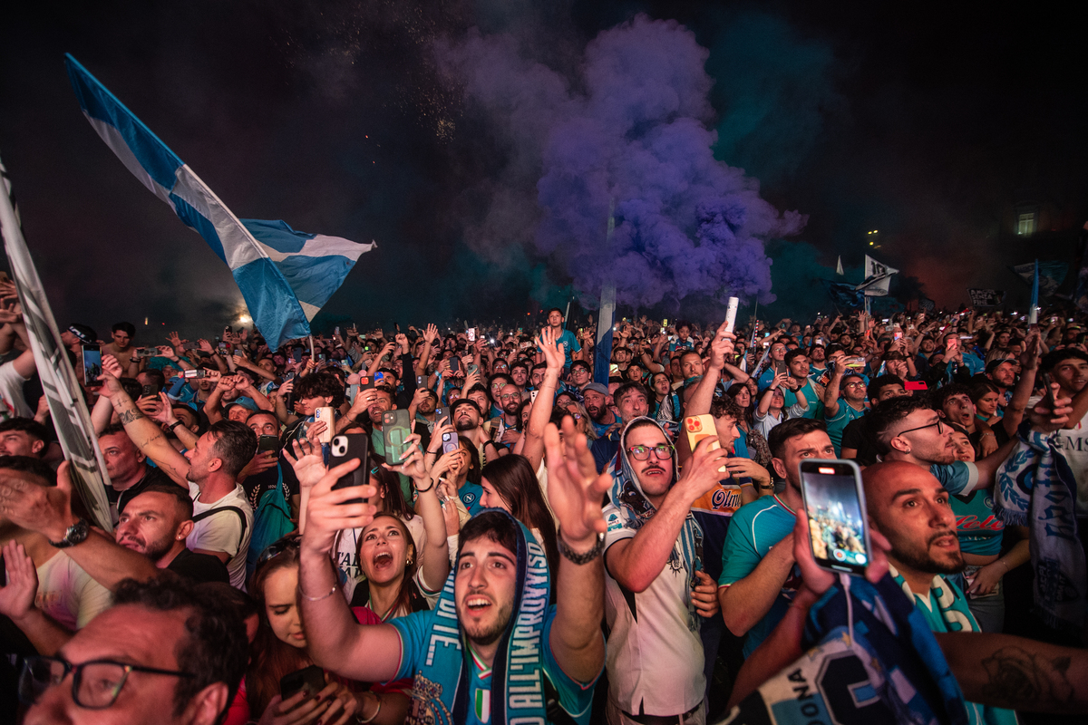 NAPLES, ITALY - MAY 23: SSC Napoli supporters celebrate the victory of the fourth Scudetto after watching the last Serie A match between Napoli and Cagliari on the big screen in Piazza Plebiscito on May 23, 2025 in Naples, Italy. (Photo by Ivan Romano/Getty Images)