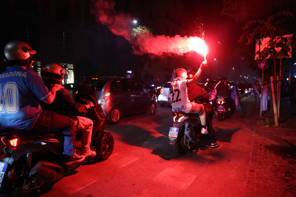 NAPLES, ITALY - MAY 23: Supporters celebrate in the city after Napoli defeated Cagliari 2-0 to win the Serie A title on May 23, 2025 in Naples, Italy. (Photo by Jamie Squire/Getty Images)
