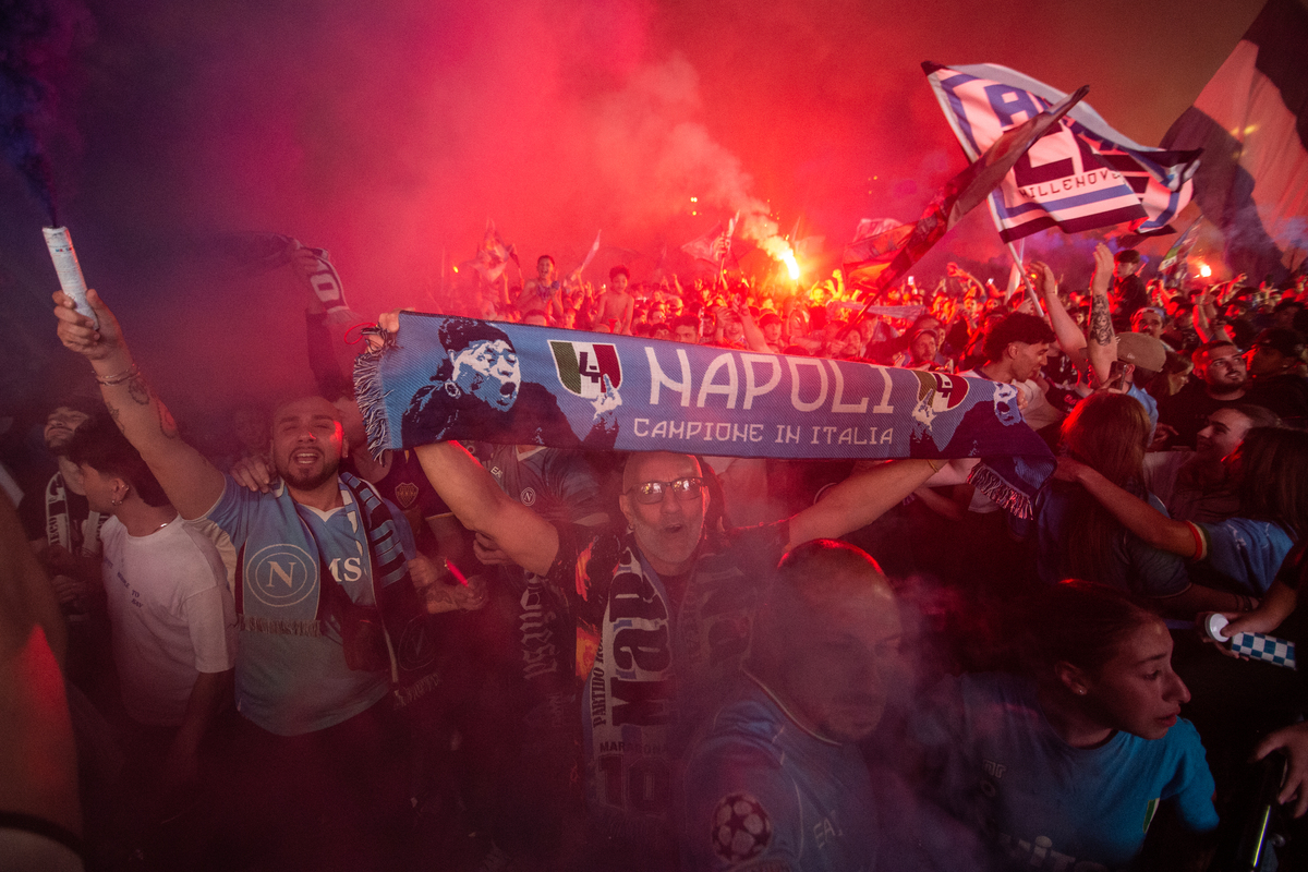 NAPLES, ITALY - MAY 23: SSC Napoli supporters celebrate the victory of the fourth Scudetto after watching the last Serie A match between Napoli and Cagliari on the big screen in Piazza Plebiscito on May 23, 2025 in Naples, Italy. (Photo by Ivan Romano/Getty Images)