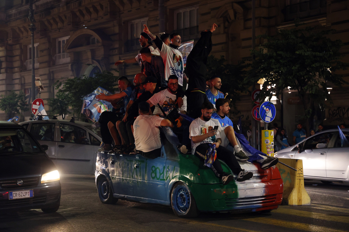 NAPLES, ITALY - MAY 23: Supporters celebrate in the city after Napoli defeated Cagliari 2-0 to win the Serie A title on May 23, 2025 in Naples, Italy. (Photo by Jamie Squire/Getty Images)