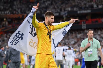 BILBAO, SPAIN - MAY 21: Guglielmo Vicario of Tottenham Hotspur celebrates with a Tottenham Hotspur flag after his team's victory in the UEFA Europa League Final 2025 between Tottenham Hotspur and Manchester United at Estadio de San Mames on May 21, 2025 in Bilbao, Spain. (Photo by Justin Setterfield/Getty Images)