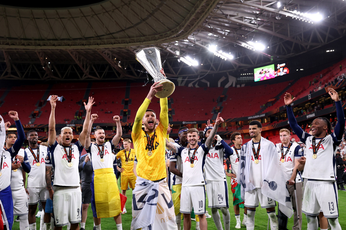 Bilbao, España - 21 de mayo: Guglielmo Vicario de Tottenham Hotspur eleva el Trofeo de la UEFA Europa League después de la victoria de su equipo en la Final 2025 de la UEFA Europa League entre Tottenham Hotspur y Manchester United en Estadio de San Mames el 21 de mayo de 2025 en Bilbao, España. (Foto de Michael Steele/Getty Images)