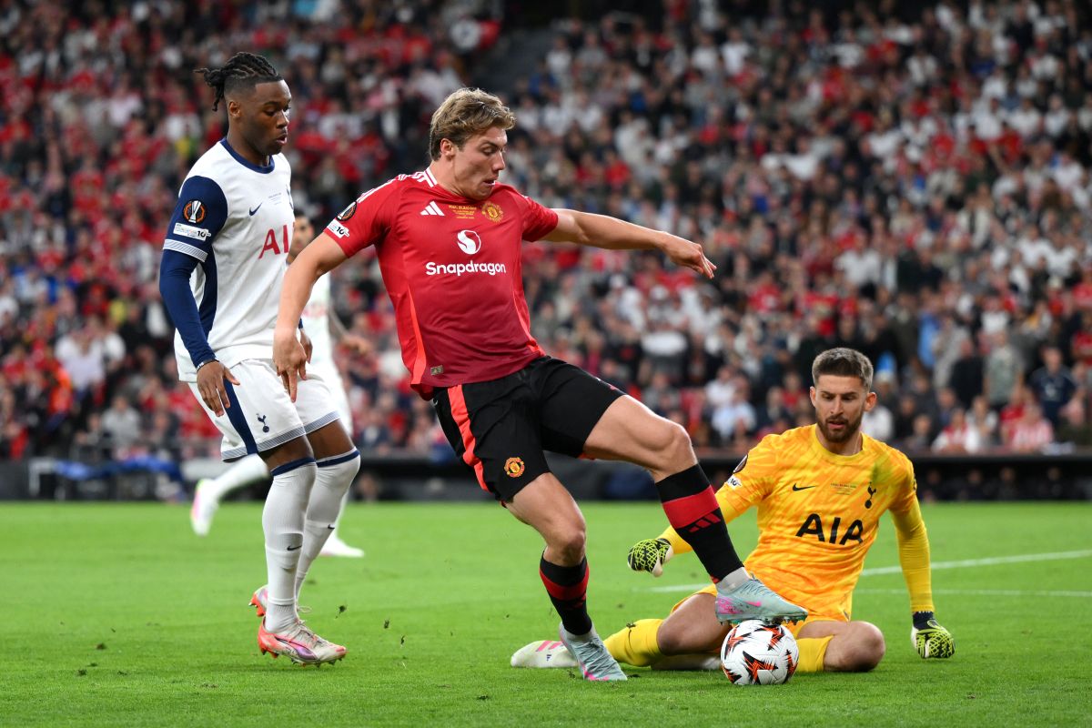 Bilbao, España - 21 de mayo: Rasmus Hojlund de Manchester United corre con el balón mientras está bajo presión de Destiny Udogie y Guglielmo Vicario de Tottenham Hotspur durante la UEFA Europa League Final 2025 entre Tottenham Hotspur y el Manchester United en el Estadio de San Mames el 21 de mayo de 2025 en Bilbao, Spain. (Foto de David Ramos/Getty Images)