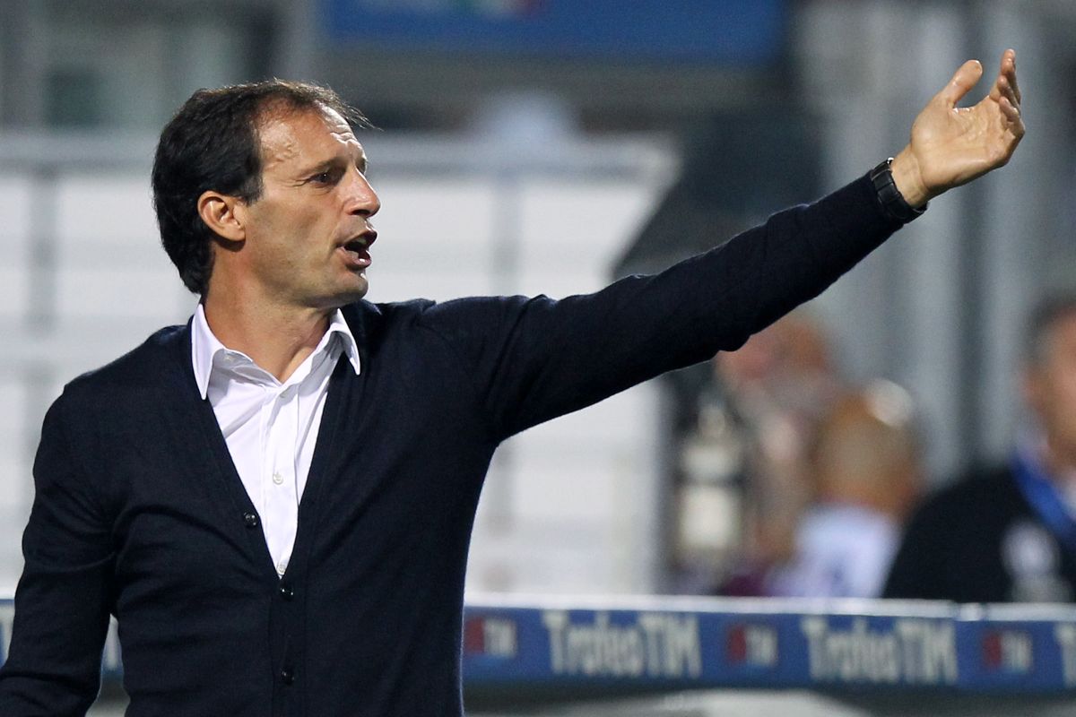 Reggio Nell'emilia, Italië - 23 augustus: FC Juventus Hoofd Coach Massimiliano Allegri -gebaren tijdens het Tim Presseason Tournament tussen US Sassuolo, FC Juventus en AC Milan in Mapei Stadium - Citta 'del Tricolore op 23 augustus 2014 in Reggio Nell'emilia, Italy. (Foto door Paolo Bruno/Getty -afbeeldingen)