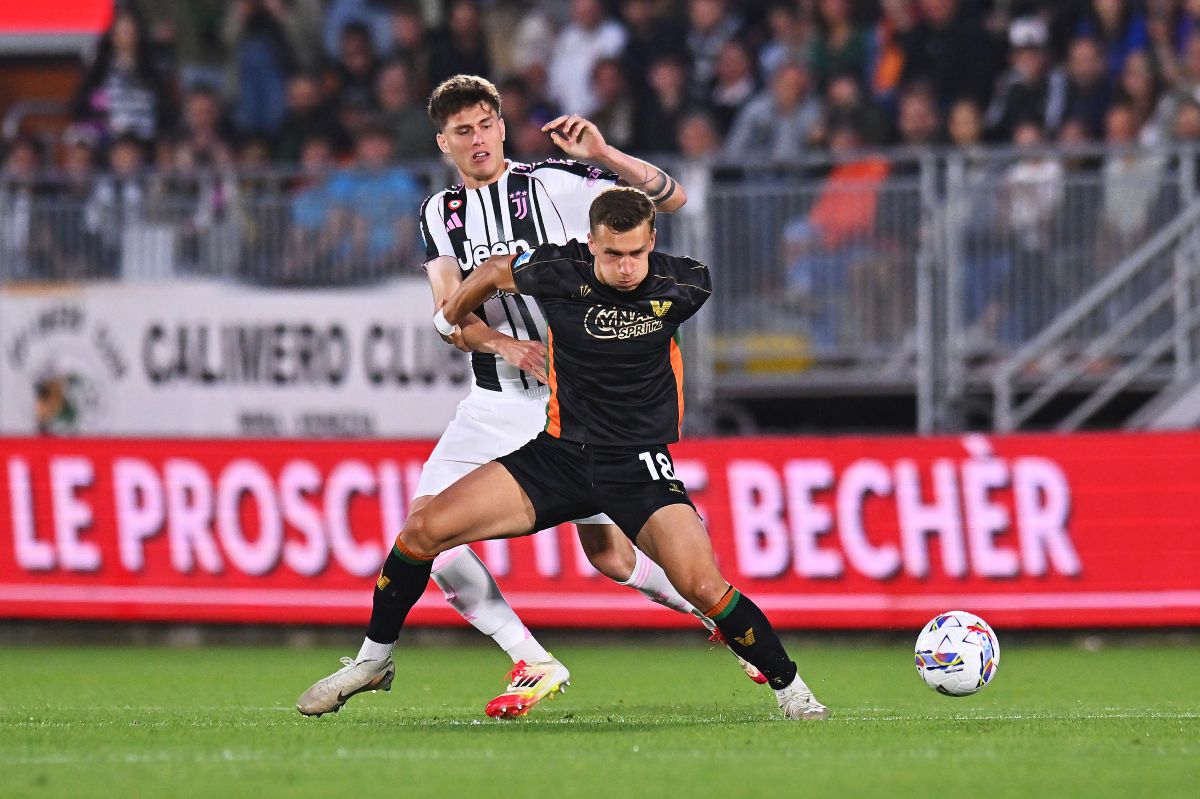 VENICE, ITALY - MAY 25: Daniel Fila of Venezia is challenged by Nicolo Savona of Juventus during the Serie A match between Venezia and Juventus at Stadio Pier Luigi Penzo on May 25, 2025 in Venice, Italy. (Photo by Alessandro Sabattini/Getty Images)