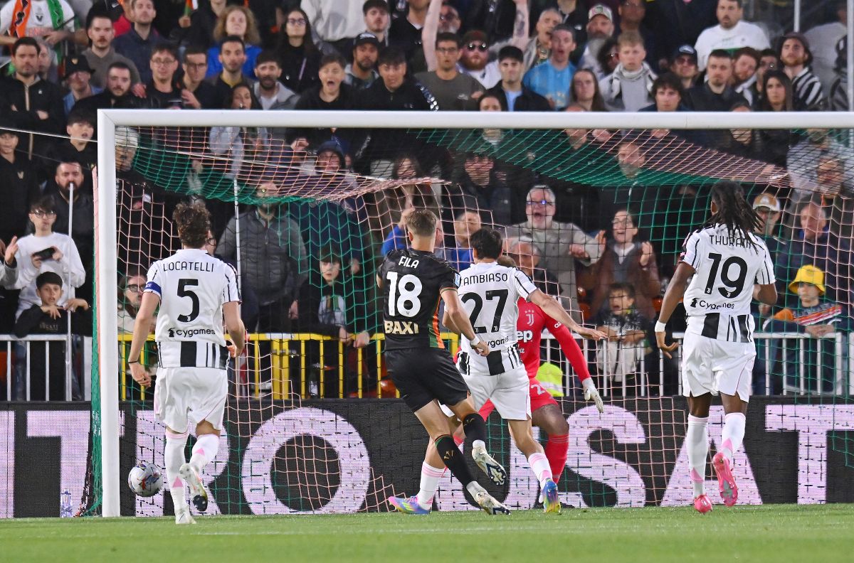 VENICE, ITALY - MAY 25: Daniel Fila of Venezia scores his team's first goal past Michele Di Gregorio of Juventus during the Serie A match between Venezia and Juventus at Stadio Pier Luigi Penzo on May 25, 2025 in Venice, Italy. (Photo by Alessandro Sabattini/Getty Images)