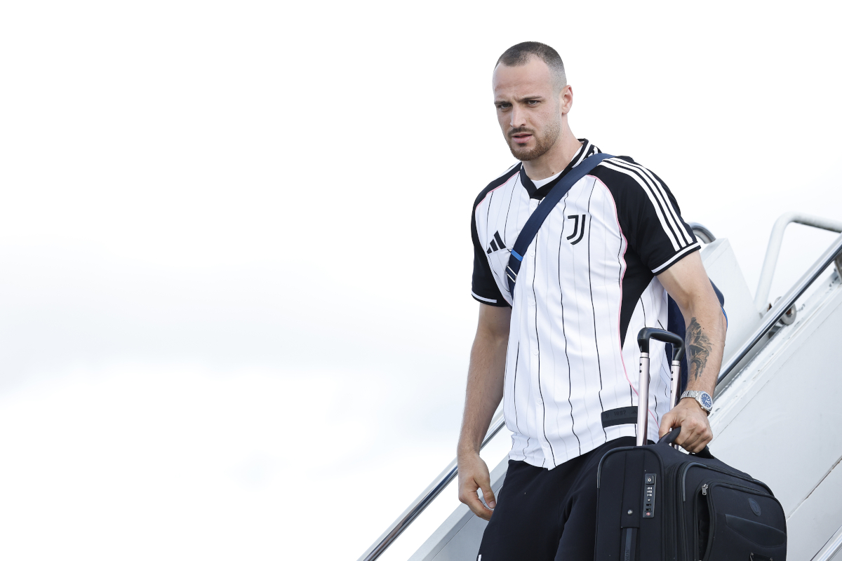 LEWISBURG, WEST VIRGINIA – 14. JUNI: Federico Gatti #4 von Juventus Turin kommt vor der offiziellen FIFA Klub-Weltmeisterschaft 2025 am 14. Juni 2025 in Lewisburg, West Virginia, am Flughafen an. (Foto: Michael Owens/Getty Images)
