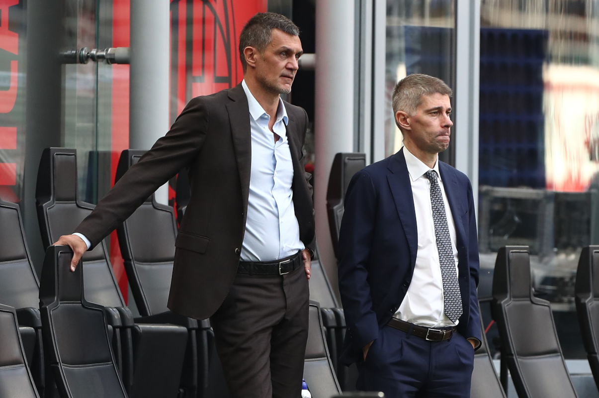 MILAAN, ITALIË - 3 SEPTEMBER: Paolo Maldini en Frederic Massara van AC Milan kijken toe vóór de Serie A-wedstrijd tussen AC Milan en FC Internazionale in Stadio Giuseppe Meazza op 3 september 2022 in Milaan, Italië. (Foto door Marco Luzzani/Getty Images)