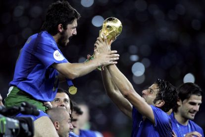 BERLIN - 09 JULI: Gennaro Gattuso (Kiri) dan Fabio Grosso (kanan) dari Italia merayakan dengan trofi piala dunia pada pertandingan Final Piala Dunia FIFA Jerman 2006 antara Italia dan Prancis di Stadion Olimpiade pada 9 Juli 2006 di Berlin, Jerman. (Foto oleh Ben Radford/Getty Images)