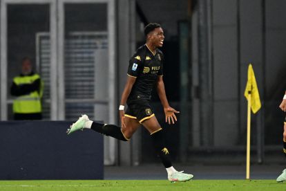 Naples, Italia - 11 Mei: Jujur Ahanor of Genoa merayakan setelah mencetak gol pertama timnya untuk pertandingan Serie A antara Napoli dan Genoa di Stadio Diego Armando Maradona pada 11 Mei 2025 di Naples, Italia. (Foto oleh Francesco Pecoraro/Getty Images)