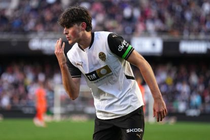 VALENCIA, SPAIN - FEBRUARY 02: Javi Guerra of Valencia CF celebrates scoring his team's second goal during the LaLiga match between Valencia CF and RC Celta de Vigo at Estadio Mestalla on February 02, 2025 in Valencia, Spain. (Photo by Aitor Alcalde/Getty Images)