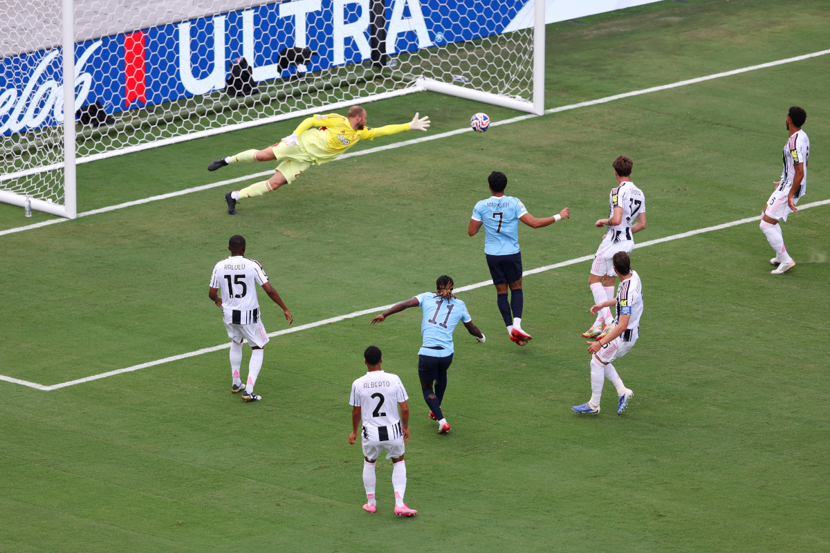 Orlando, Florida - 26 de junio: Jeremy Doku #11 de Manchester City anota el primer gol de su equipo durante el partido FIFA Club World Cup 2025 Group G entre el Juventus FC y el Manchester City FC en el Camping World Stadium el 26 de junio de 2025 en Orlando, Florida. (Foto de Megan Briggs/Getty Images)