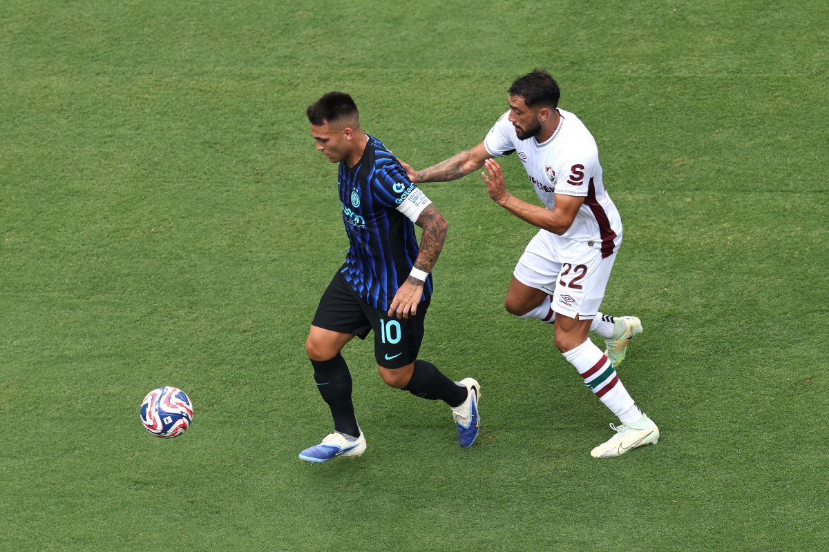 Charlotte, Carolina del Norte - 30 de junio: Lautaro Martínez #10 del FC Internalionale Milano es desafiado por Juan Freytes #22 de Fluminense FC durante la Ronda de la Copa Mundial de Clubes FIFA 2025 Ronda de 16 entre FC Internalionale Milano y Fluminense FC en el Bank of America Stadium el 30 de junio de 2025 en Charlotte, Carolina del Norte. (Foto de Buda Mendes/Getty Images)