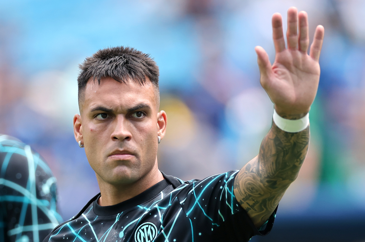 CHARLOTTE, NORTH CAROLINA - JUNE 30: Lautaro Martinez #10 of FC Internazionale Milano waves to fans prior to the FIFA Club World Cup 2025 round of 16 match between FC Internazionale Milano and Fluminense FC at Bank of America Stadium on June 30, 2025 in Charlotte, North Carolina. (Photo by Michael Reaves/Getty Images)