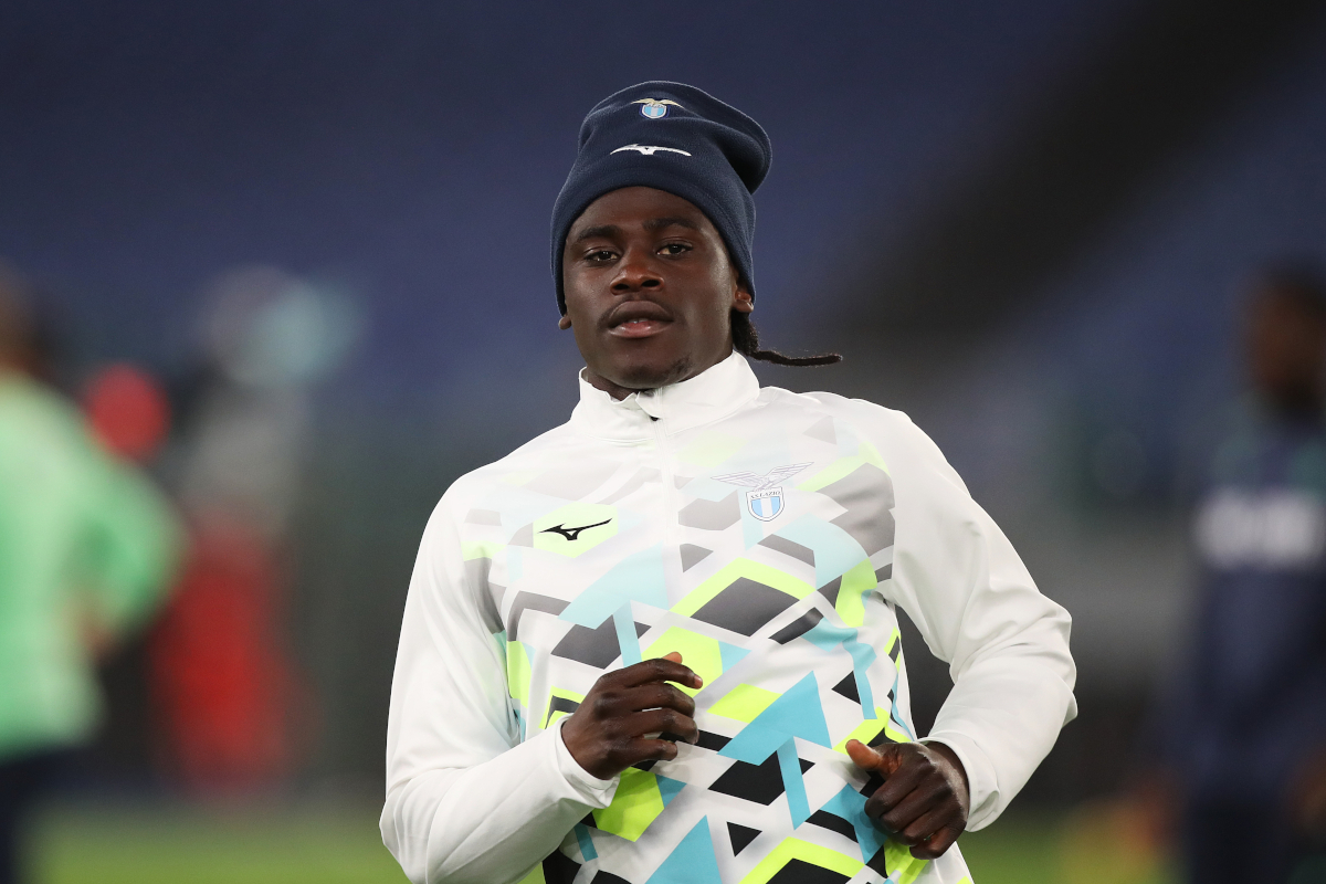 Roma, Italia - 10 de marzo: Loum Tchaoouna de Lazio se calienta antes del partido de la Serie A entre SS Lazio y Udinese en Stadio Olimpico el 10 de marzo de 2025 en Roma, Italia. (Foto de Paolo Bruno/Getty Images)