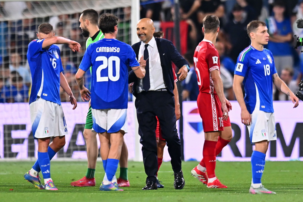 Reggio Nell'emilia, Italia - 9 de junio: El entrenador en jefe de Luciano Spalletti de Italia abraza a Andrea Cambiaso de Italia durante el calificador de la FIFA 2026 entre Italia y Moldavia en Mapei Stadium - Citta 'del Tricolorore el 09 de junio de 2025 en Reggiol'emilia, Italia. (Foto de Alessandro Sabattini/Getty Images)