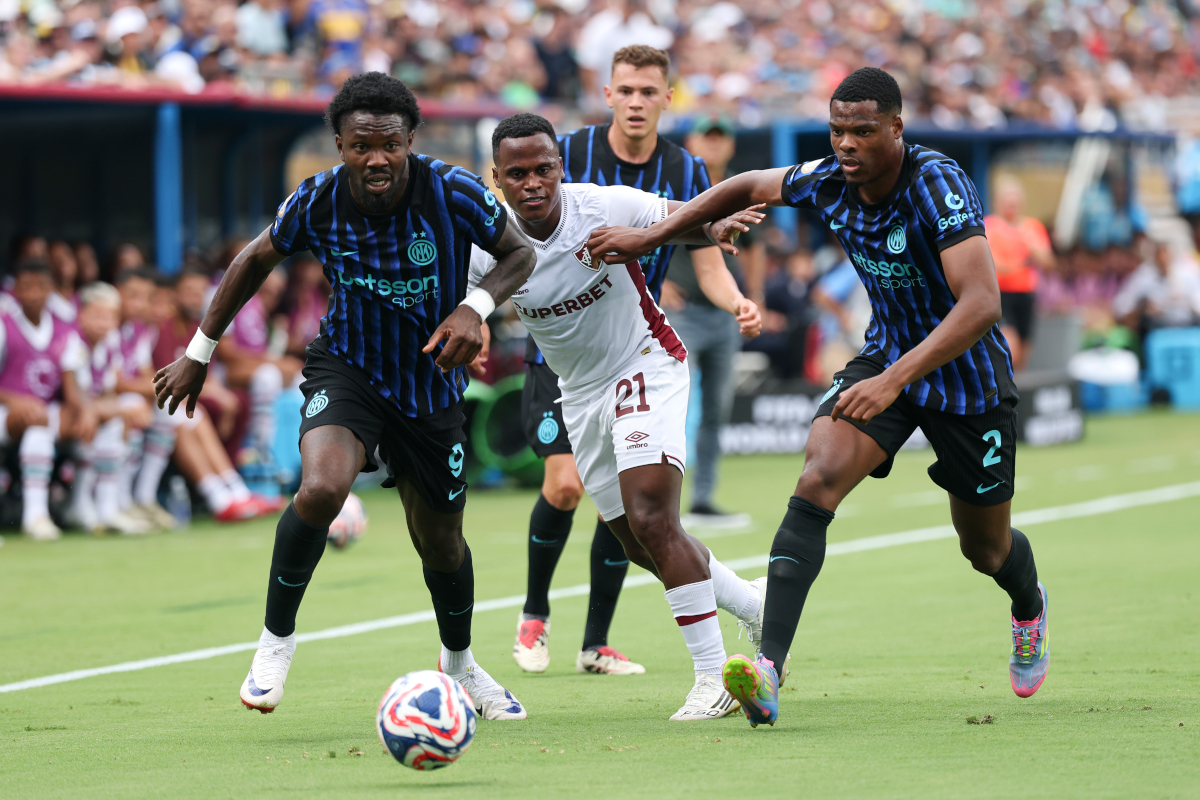 Charlotte, Carolina del Norte - 30 de junio: Marcus Thuram #9 y Denzel Dumfries #2 del FC Internalionale Milano Batalla por la posesión con Jhon Arias #21 del Fluminense FC durante el FIFA World Cup 2025 Ronda de 16 Match entre FC Internalionale y Fluminense FC en el Banco de América del Estadio del 30 de junio, 2025 en Charlott, Carolina del Norte. (Foto de Michael Reaves/Getty Images)