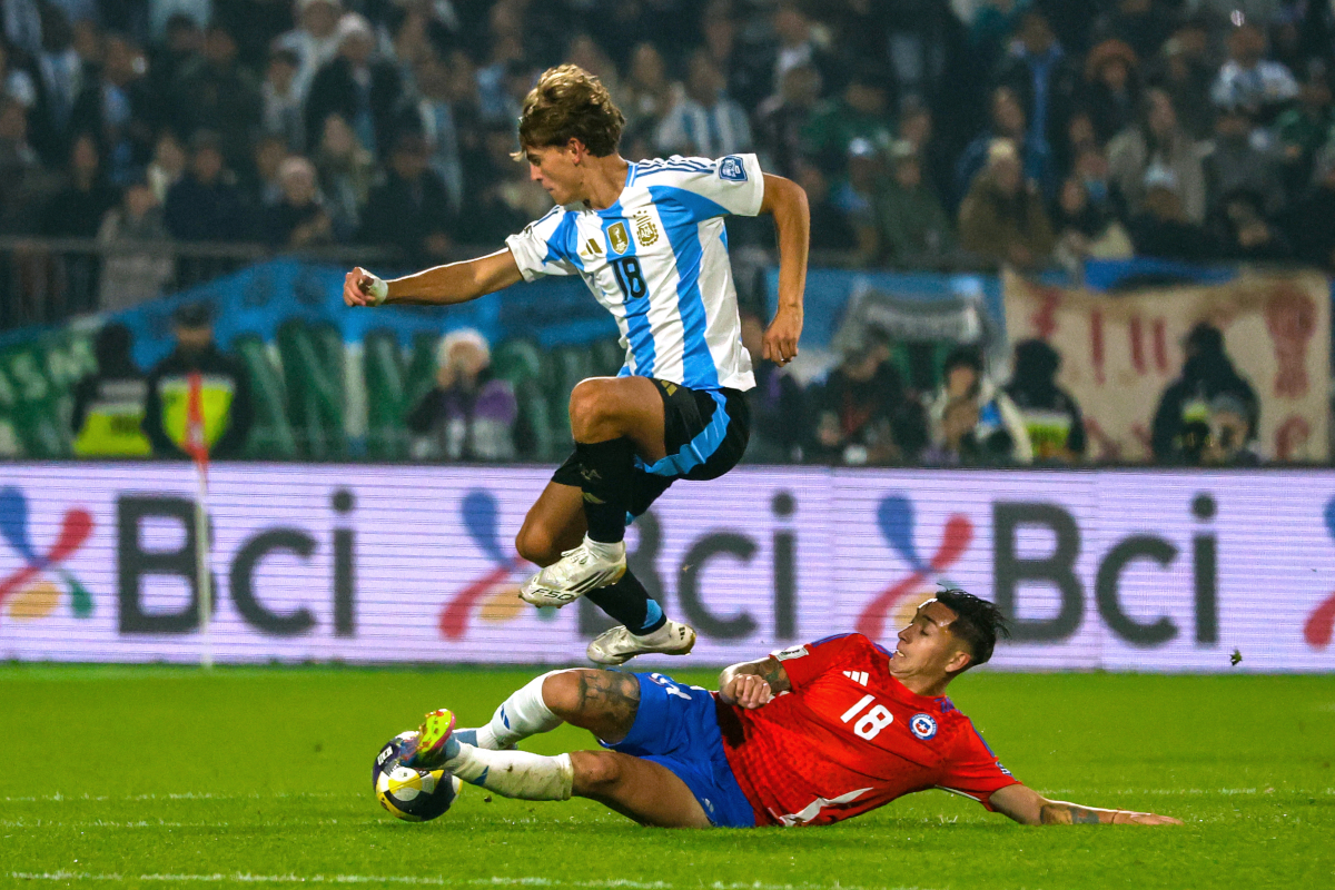 Santiago, Chile - 5 de junio: Nico Paz de Argentina y Rodrigo Echeverría de Batallas de Chile para el balón durante el partido de clasificación de la Copa Mundial de la FIFA 2026 entre Chile y Argentina en Estadio Nacional de Chile el 5 de junio de 2025 en Santiago, Chile. (Foto de Marcelo Hernández/Getty Images)