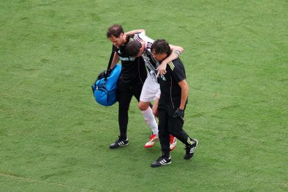 ORLANDO, FLORIDA - JUNE 26: Nicolo Savona #37 of Juventus FC receives medical treatment during the FIFA Club World Cup 2025 group G match between Juventus FC and Manchester City FC at Camping World Stadium on June 26, 2025 in Orlando, Florida. (Photo by Megan Briggs/Getty Images)