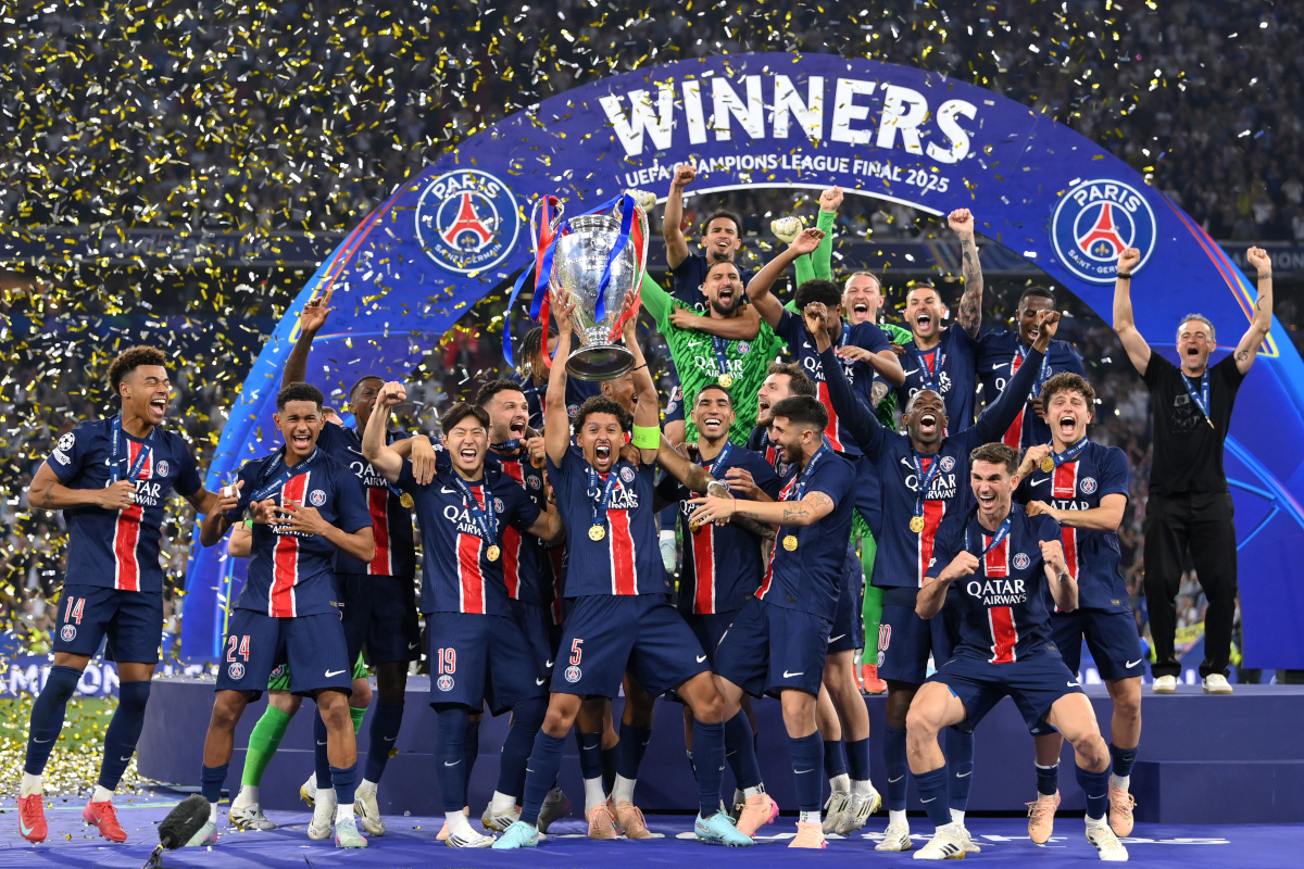 MUNICH, Alemania-31 de mayo: Marquinhos de Paris Saint-Germain levanta el trofeo de la Liga de Campeones de la UEFA después de la victoria de su equipo, para asegurar el primer título de la Liga de Campeones de la UEFA de Paris Saint-Germain en la historia del club y un récord de la Liga de Campeones de la UEFA final de 5-0. 31, 2025 en Munich, Alemania. (Foto de Justin Setterfield/Getty Images)