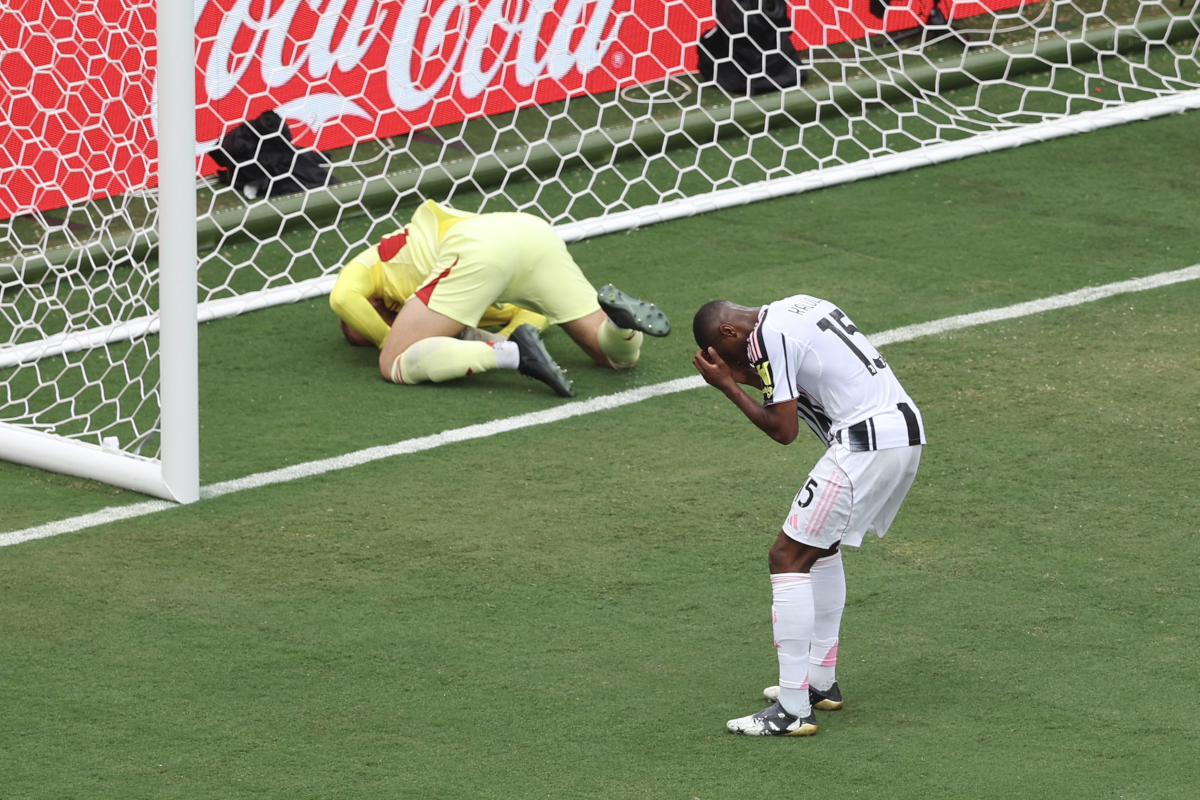 Orlando, Florida - 26 de junio: Pierre Kalulu #15 de la Juventus FC reacciona después de conceder un gol propio anotado para el segundo gol de Manchester City durante el partido de la Copa Mundial G de FIFA 2025 entre el Juventus FC y el Manchester City FC en el Camping World Stadium el 26 de junio de 2025 en Orlando, Florida. (Foto de Megan Briggs/Getty Images)