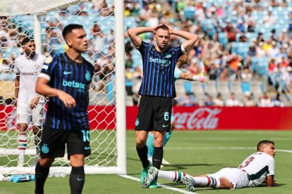 CHARLOTTE, NORTH CAROLINA - JUNE 30: Stefan de Vrij #6 of FC Internazionale Milano reacts to a missed attempt on goal during the FIFA Club World Cup 2025 round of 16 match between FC Internazionale Milano and Fluminense FC at Bank of America Stadium on June 30, 2025 in Charlotte, North Carolina. (Photo by Michael Reaves/Getty Images)