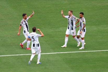 ORLANDO, FLORIDA - JUNE 26: Teun Koopmeiners #8 of Juventus FC celebrates with teammates after scoring his team's first goal during the FIFA Club World Cup 2025 group G match between Juventus FC and Manchester City FC at Camping World Stadium on June 26, 2025 in Orlando, Florida. (Photo by Megan Briggs/Getty Images)
