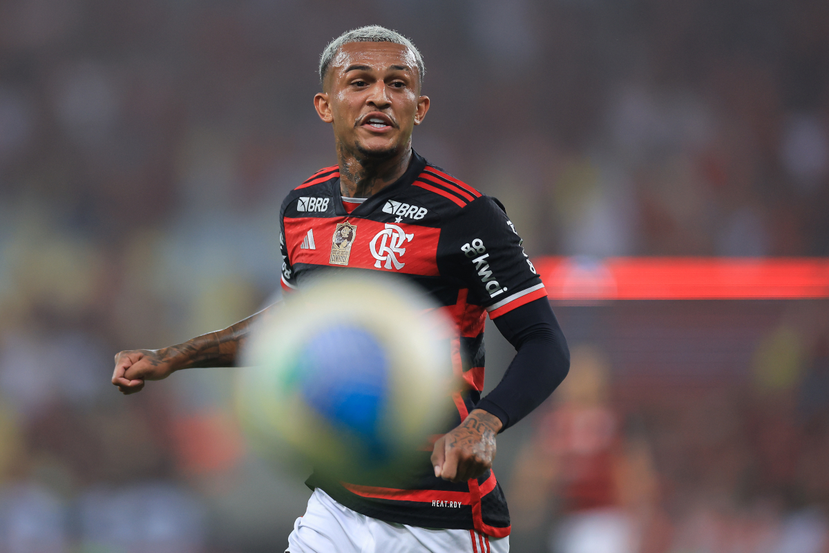 RIO DE JANEIRO, BRÉSIL - 13 NOVEMBRE : Wesley de Flamengo contrôle le ballon lors du match entre Flamengo et Atletico Mineiro dans le cadre de Brasileirao 2024 au stade Maracana le 13 novembre 2024 à Rio de Janeiro, Brésil. (Photo de Buda Mendes/Getty Images) (Liens Rome)