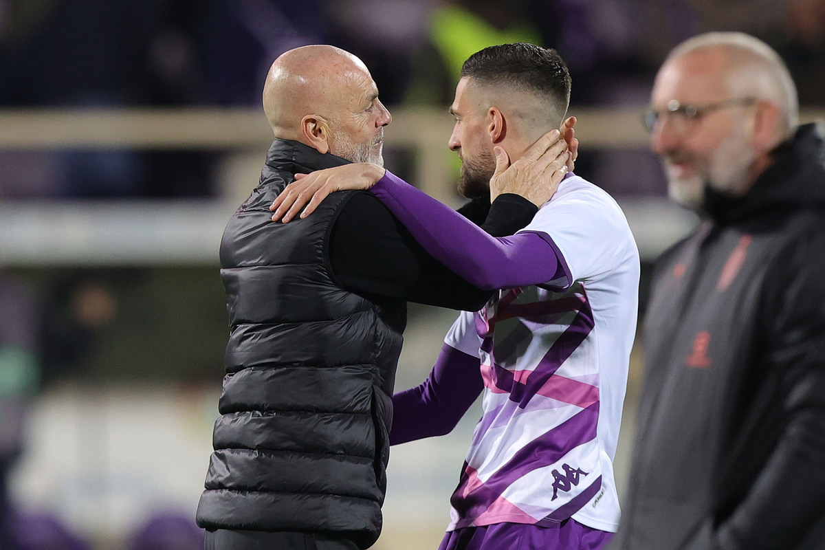 FLORANSA, İTALYA - 04 MART: AC Milan teknik direktörü Stefano Pioli ve ACF Fiorentina teknik direktörü Cristiano Biraghi, 4 Mart 2023'te İtalya'nın Floransa kentindeki Stadio Artemio Franchi'de ACF Fiorentina ile AC Milan arasındaki Serie A maçı sırasında. (Fotoğraf: Gabriele Maltinti/Getty Images)