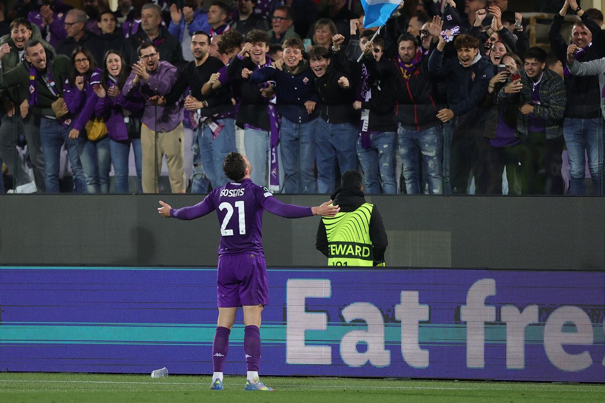 Robin Gosens of ACF Fiorentina celebrates after scoring a goal during the UEFA Conference League 2024/25 Semi Final First Leg match between ACF Fiorentina and Real Betis Balompie at Artemio Franchi on May 8, 2025 in Florence, Italy. (Photo by Gabriele Maltinti/Getty Images)