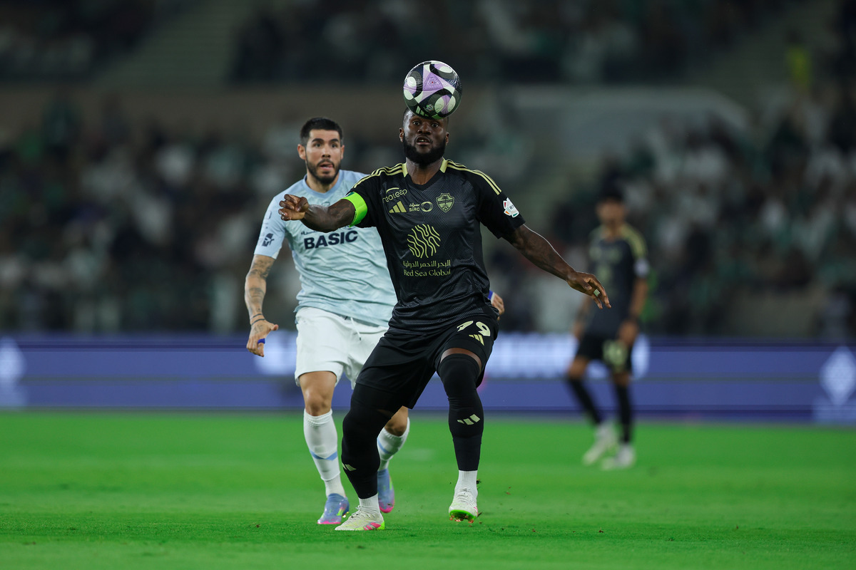 Jeddah, Arabia Saudita - 18 de abril: Franck Kessie de Al Ahli controla el balón durante el partido de la liga profesional saudí entre Al Ahli y Al Fayha en el Príncipe Abdullah Al Faisal Stadium el 18 de abril de 2025 en Jeddah, Arabia Saudita. (Foto de Yasser Bakhsh/Getty Images)