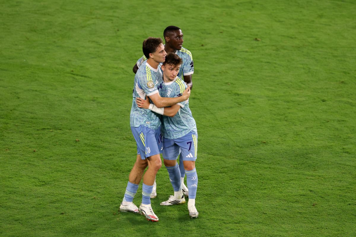 Washington, DC - 18 de junio: Randal Kolo Muani #20 de Juventus FC celebra anotar el cuarto gol de su equipo con Kenan Yildiz #10 y Francisco Concumicao #7 durante el partido de la Copa Mundial de Clubes de la FIFA 2025 Group G Match entre Al Ain FC y Juventus FC en Audi Field el 18 de junio de 2025 en Washington, DC. (Foto de Tasos Katopodis/Getty Images)