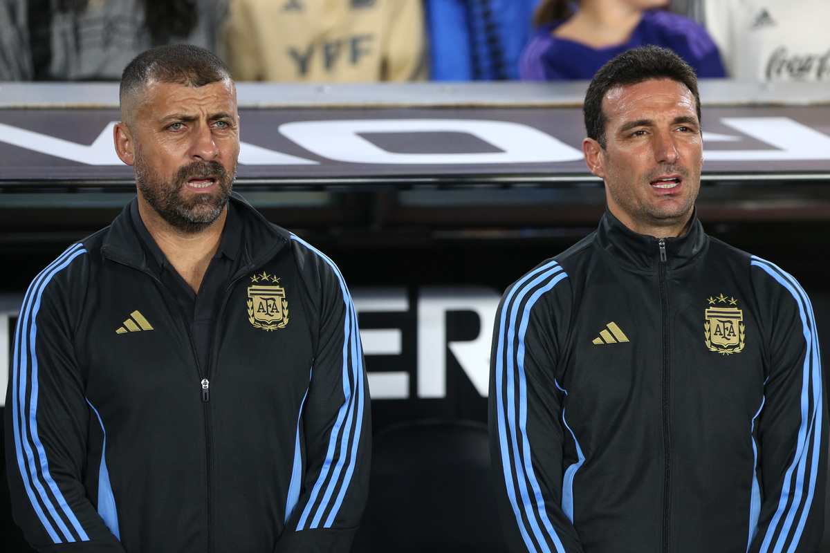 Samuel has turned down Inter offer, confirms Argentina coach Scaloni 1 BUENOS AIRES, ARGENTINA - OCTOBER 15: (L-R) Walter Samuel, Assistant Coach of Argentina and Lionel Scaloni, Head Coach of Argentina sing the national anthem prior to the FIFA World Cup 2026 South American Qualifier match between Argentina and Bolivia at Estadio Mรกs Monumental Antonio Vespucio Liberti on October 15, 2024 in Buenos Aires, Argentina. (Photo by Daniel Jayo/Getty Images)