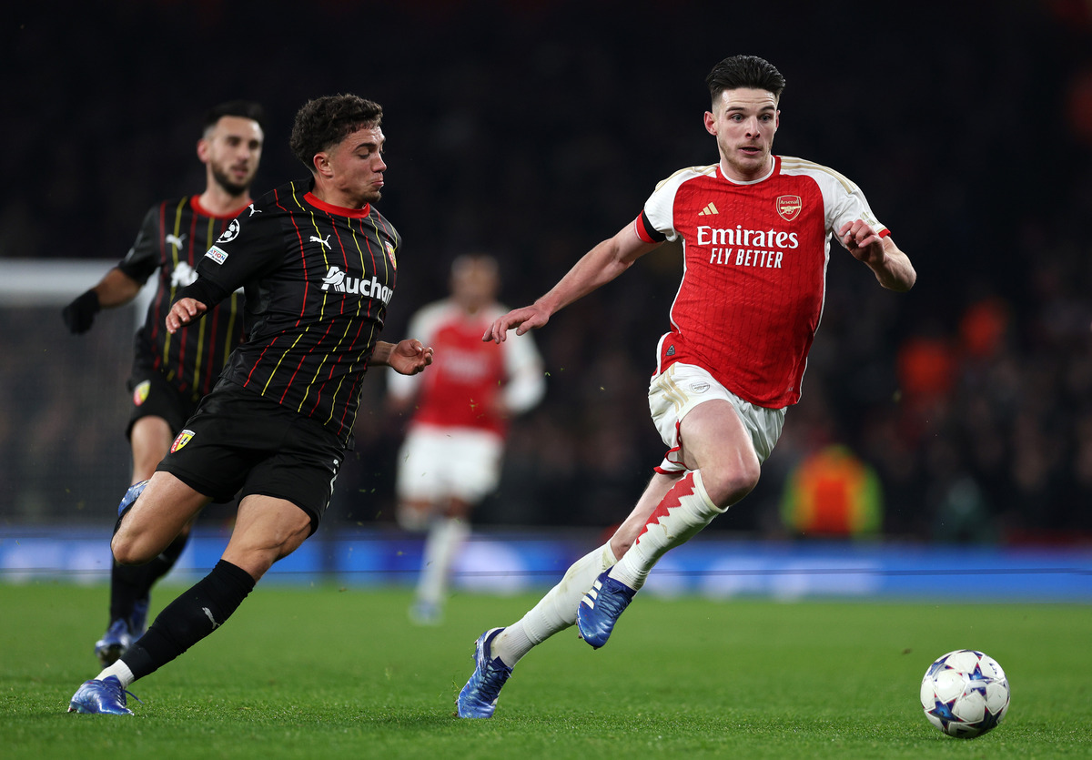 LONDON, ENGLAND - NOVEMBER 29: Declan Rice of Arsenal battles for possession with Neil El Aynaoui of RC Lens during the UEFA Champions League match between Arsenal FC and RC Lens at Emirates Stadium on November 29, 2023 in London, England. (Photo by Richard Heathcote/Getty Images)