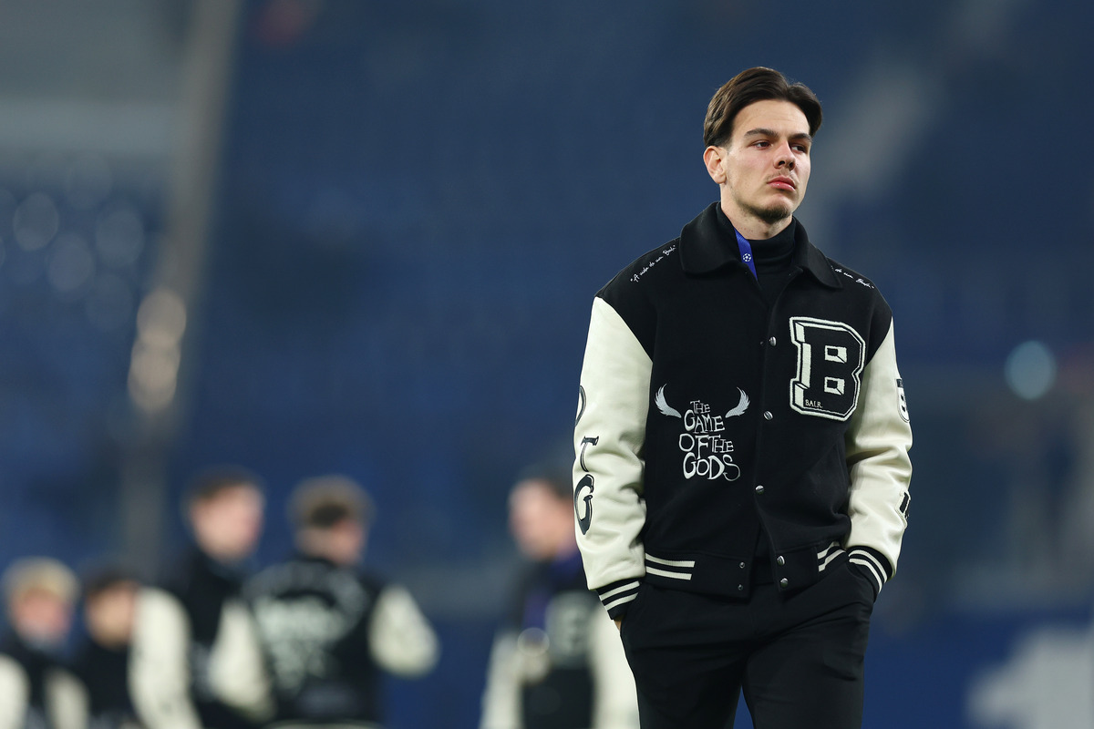 BERGAMO, ITALIEN – 18. FEBRUAR: Ardon Jashari vom Club Brugge KV begutachtet das Spielfeld vor dem Rückspiel der UEFA Champions League 2024/25 zwischen Atalanta BC und Club Brugge KV im Gewiss-Stadion am 18. Februar 2025 in Bergamo, Italien. (Foto: Francesco Scaccianoce/Getty Images)