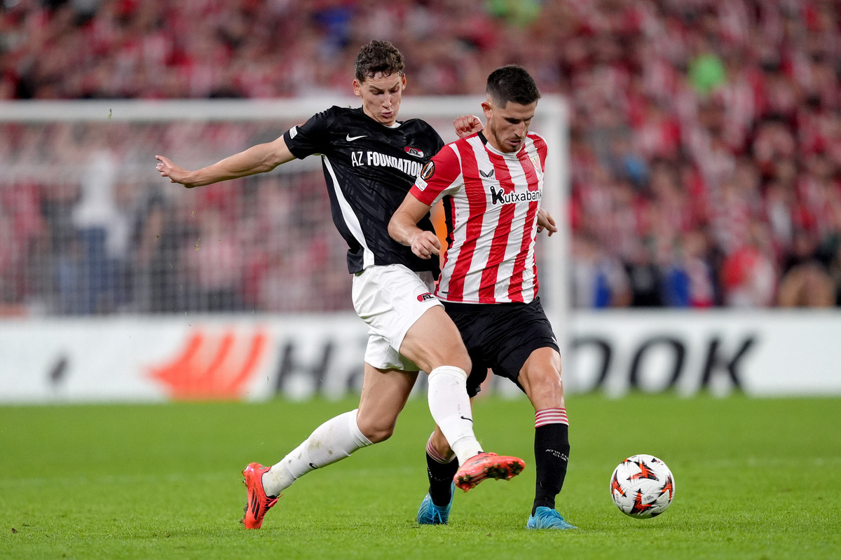 BILBAO, SPAIN - OCTOBER 03: Oihan Sancet of Athletic Club is challenged by Ruben van Bommel of AZ Alkmaar during the UEFA Europa League 2024/25 League Phase MD2 match between Athletic Club and AZ Alkmaar at Estadio de San Mames on October 03, 2024 in Bilbao, Spain. (Photo by Juan Manuel Serrano Arce/Getty Images)