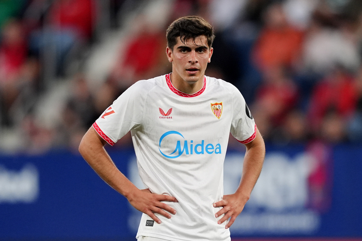 PAMPLONA, SPAIN - APRIL 24: Juanlu Sanchez of Sevilla FC reacts during the LaLiga match between CA Osasuna and Sevilla FC at Estadio El Sadar on April 24, 2025 in Pamplona, Spain. (Photo by Juan Manuel Serrano Arce/Getty Images) (Napoli links)
