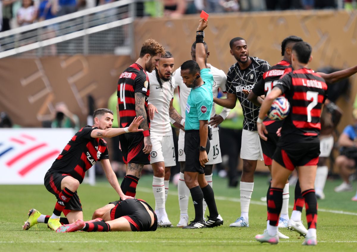 PHILADELPHIA, PENNSYLVANIA - JUNE 20: Nicolas Jackson #15 of Chelsea FC receives a red card during the FIFA Club World Cup 2025 group D match between CR Flamengo and Chelsea FC at Lincoln Financial Field on June 20, 2025 in Philadelphia, Pennsylvania. (Photo by David Ramos/Getty Images)