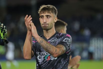 EMPOLI, ITALY - SEPTEMBER 14: Mattia Viti of Empoli FC greets the fans after during the Serie A match between Empoli and Juventus at Stadio Carlo Castellani on September 14, 2024 in Empoli, Italy. (Photo by Gabriele Maltinti/Getty Images)