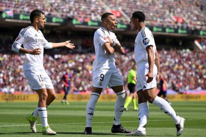 BARCELONA, SPAIN - MAY 11: Kylian Mbappe of Real Madrid celebrates scoring his team's first goal with teammate Jude Bellingham during the LaLiga match between FC Barcelona and Real Madrid CF at Estadi Olimpic Lluis Companys on May 11, 2025 in Barcelona, Spain. (Photo by David Ramos/Getty Images)