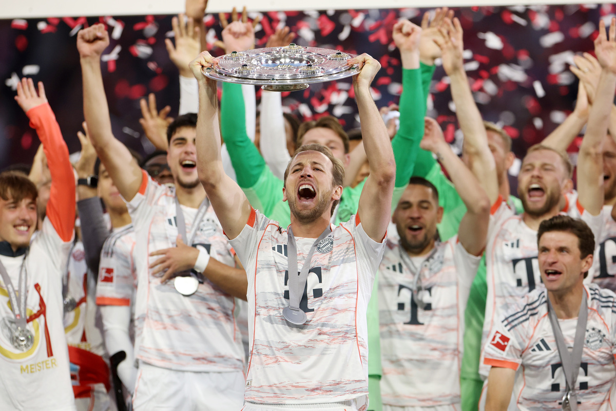 MUNICH, GERMANY - MAY 10: Harry Kane of Bayern Munich celebrates with the Meisterschale trophy, after the teams 2-0 victory in the Bundesliga match between FC Bayern München and Borussia Mönchengladbach at Allianz Arena on May 10, 2025 in Munich, Germany. (Photo by Alexander Hassenstein/Getty Images)