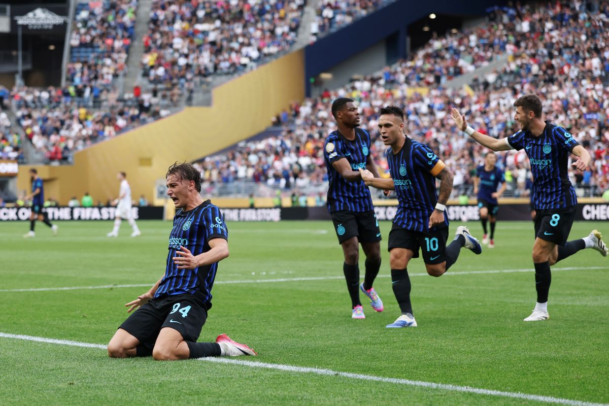 SEATTLE, WASHINGTON – 25. JUNI: Francesco Esposito (Nr. 94) vom FC Internazionale Mailand feiert das erste Tor seiner Mannschaft mit Petar Sucic (Nr. 8), Denzel Dumfries (Nr. 2) und Lautaro Martinez (Nr. 10) während des Spiels der Gruppe E der FIFA Klub-Weltmeisterschaft 2025 zwischen dem FC Internazionale Mailand und CA River Plate im Lumen Field am 25. Juni 2025 in Seattle, Washington. (Foto: Buda Mendes/Getty Images)