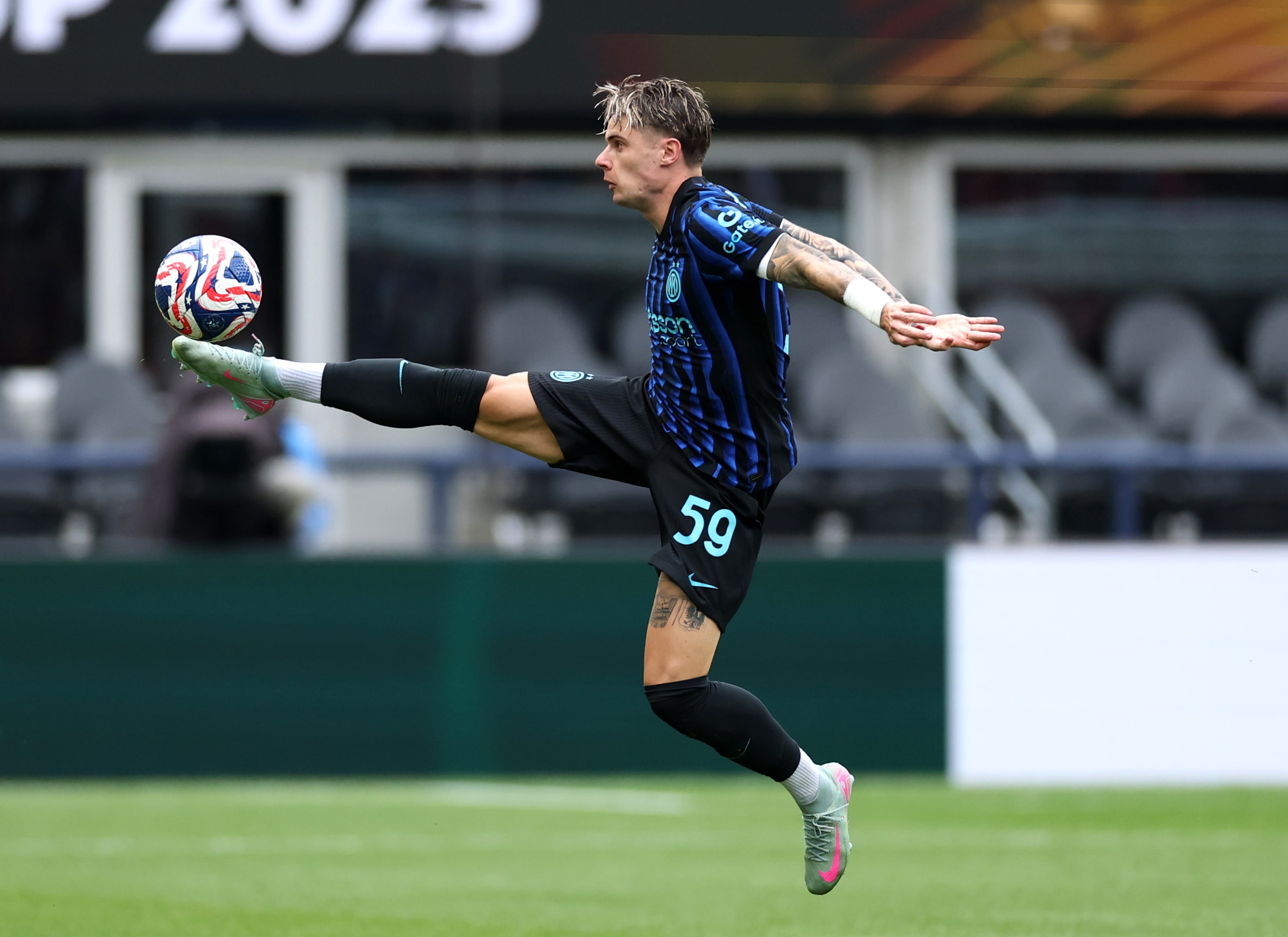 Seattle, Washington - 21 juni: Nicola Zalewski #59 van FC Internazionale Milano controleert de bal tijdens de FIFA Club World Cup 2025 Groep E Match tussen FC Internazionale Milano en Urawa Red Diamonds in Lumen Field op 21 juni 2025 in Seattle, Washington. (Foto door Buda Mendes/Getty -afbeeldingen)